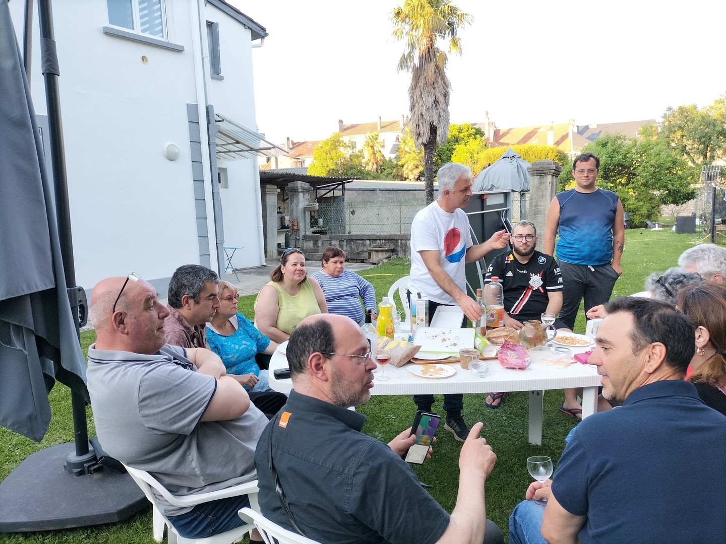 Un groupe d ami et des locataires pour un apero partage 6 