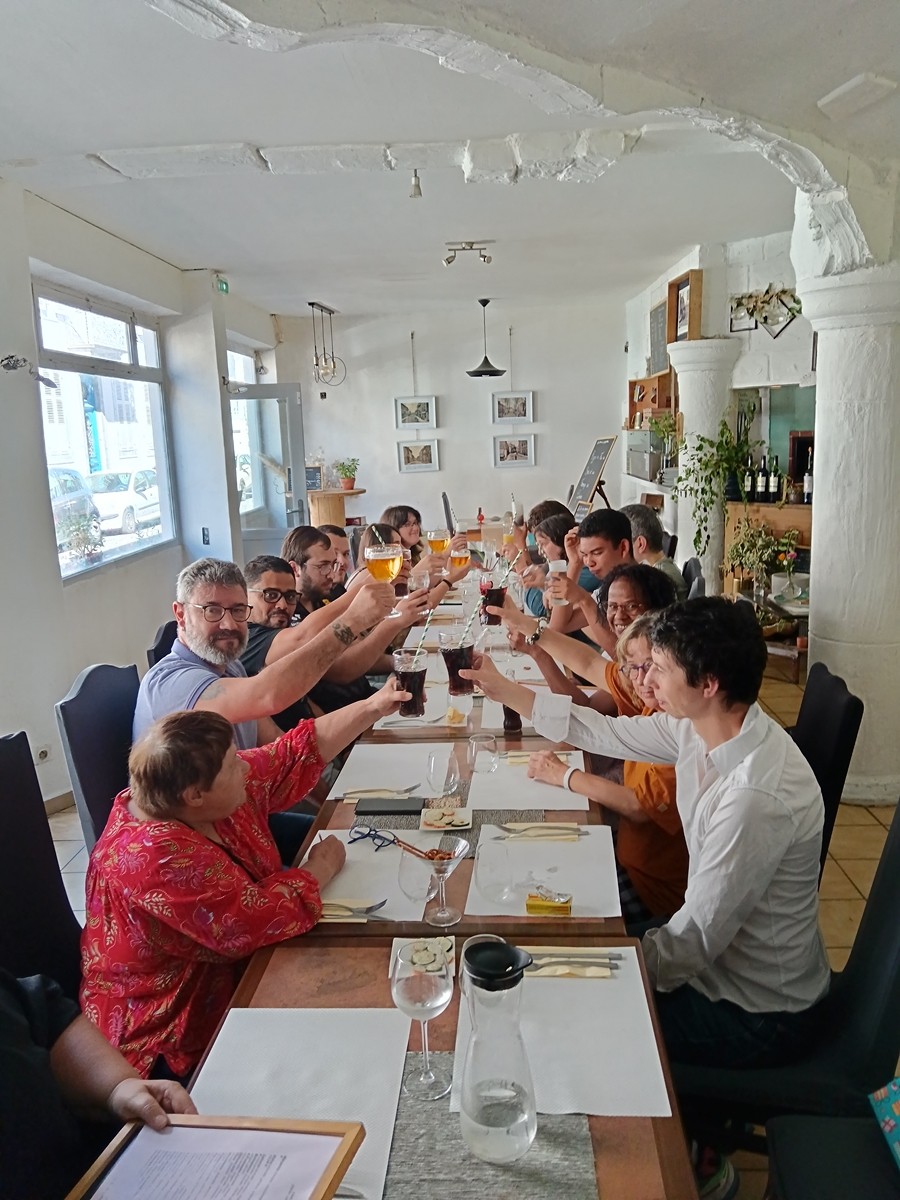 Au restau pour le depart de clea et lucas le 1er octobre 13 