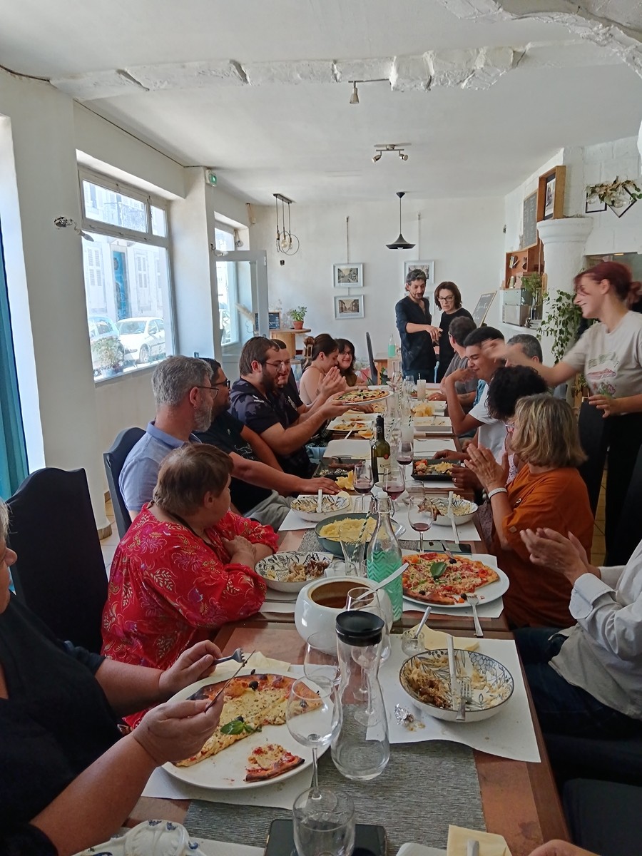 Au restau pour le depart de clea et lucas le 1er octobre 5 