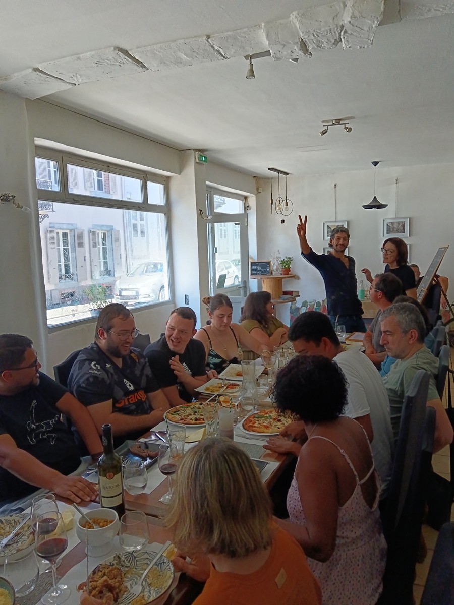 Au restau pour le depart de clea et lucas le 1er octobre 6 
