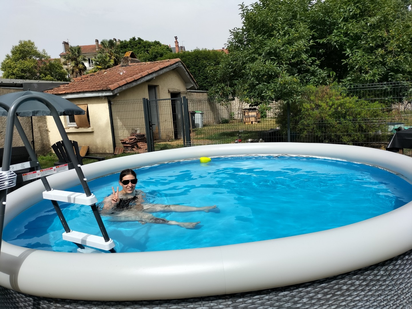 Aurelie apprécie la piscine en rentrant du travail