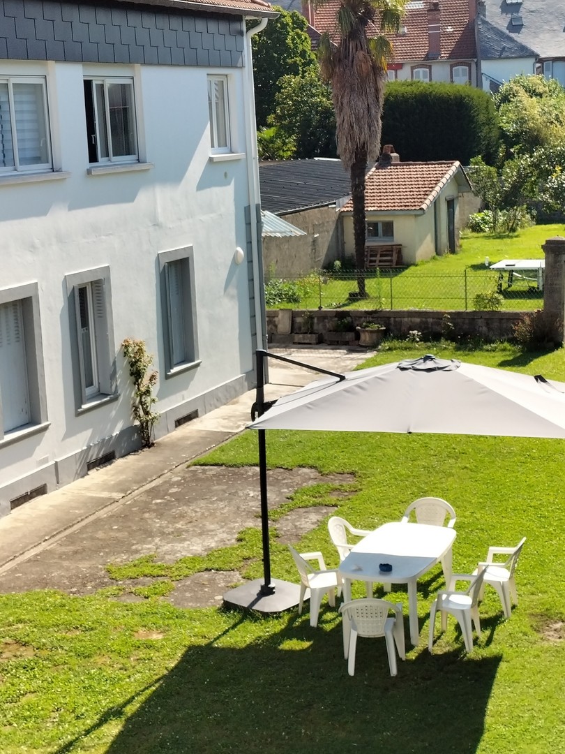 vue depuis le 1er étage: la cour et le jardin