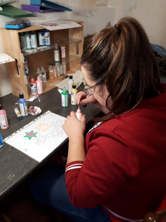 Chloé s'initie a la peinture sur verre