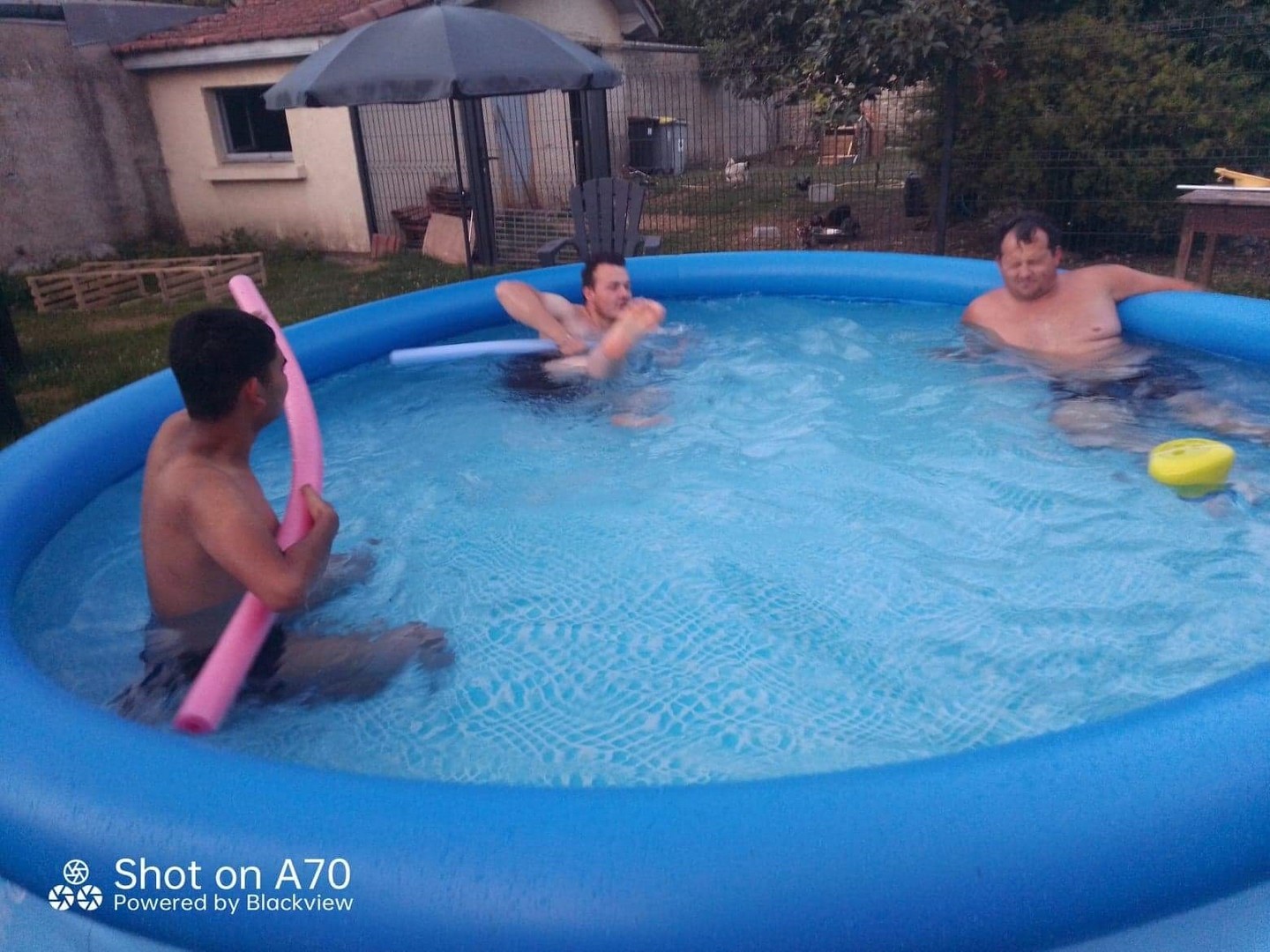 les garçons a la piscine...