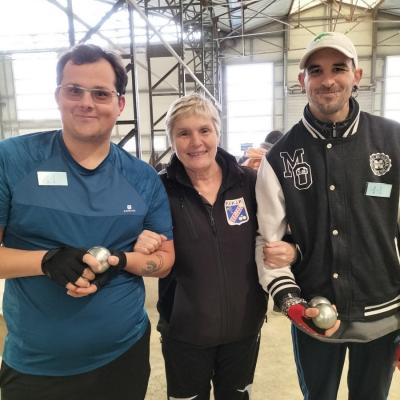 une arbitre bien entourée
