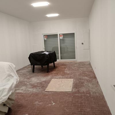 Le peintre a terminé par une couche d'impression