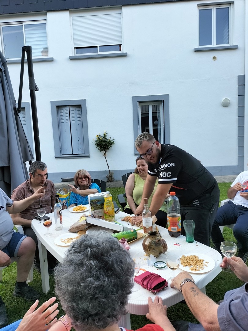 Un groupe d ami et des locataires pour un apero partage 2 