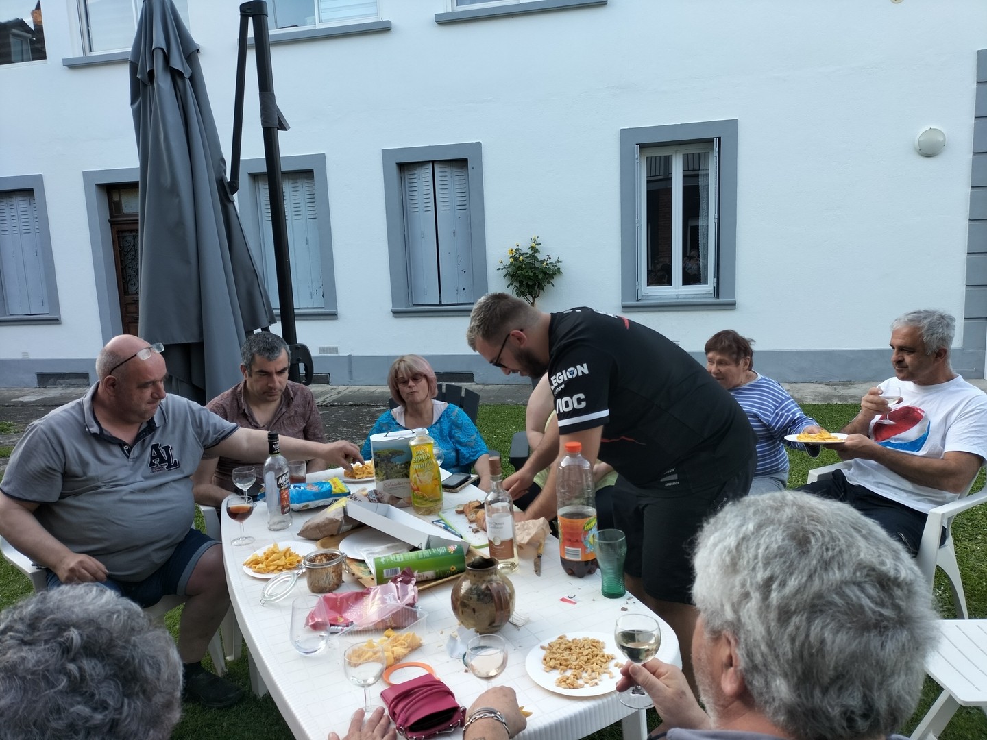 Un groupe d ami et des locataires pour un apero partage 3 