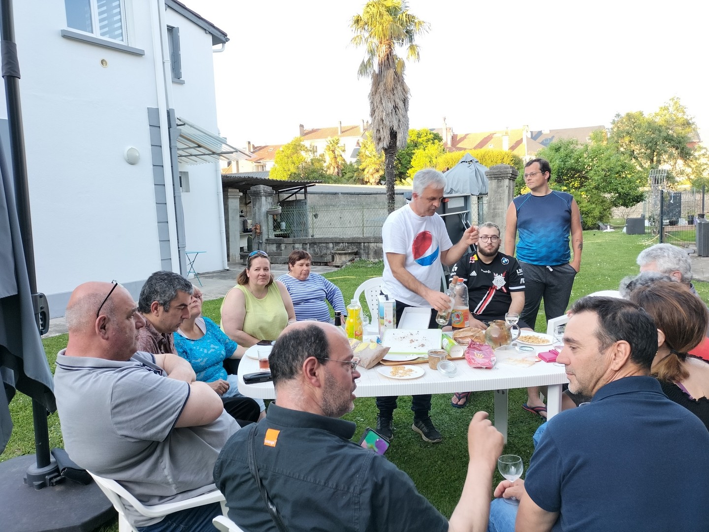 Un groupe d ami et des locataires pour un apero partage 5 