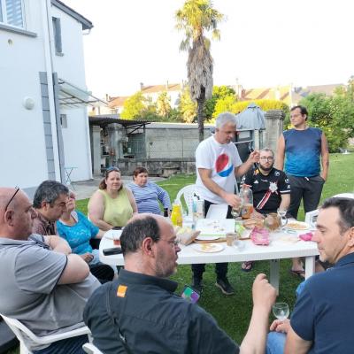 Un groupe d ami et des locataires pour un apero partage 5 