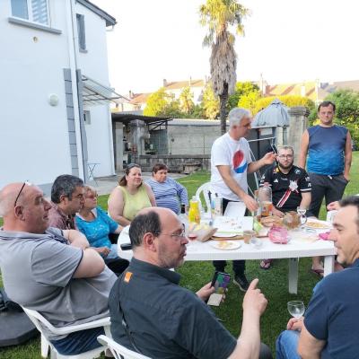 Un groupe d ami et des locataires pour un apero partage 6 