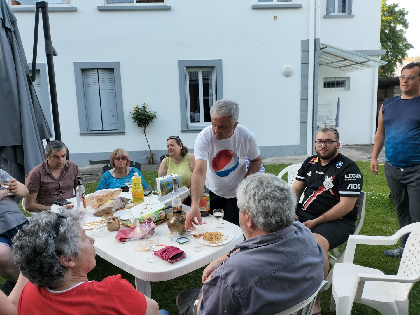 Un groupe d ami et des locataires pour un apero partage 7 